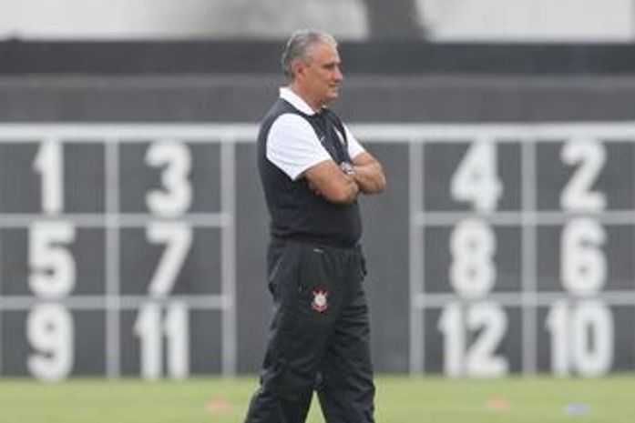 Agora terceiro goleiro, Julio Cesar ganha elogios de Tite