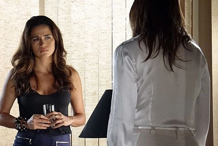 Lívia bate o martelo: vai voltar com Morena para a Turquia em 'Salve Jorge'