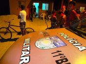 A vítima estava cadeira de balanço, na porta de casa conversando com o irmão, quando foi executada
