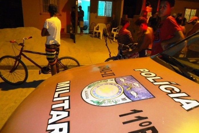 A vítima estava cadeira de balanço, na porta de casa conversando com o irmão, quando foi executada