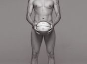 Ala do São José posa pelado só com bola de basquete