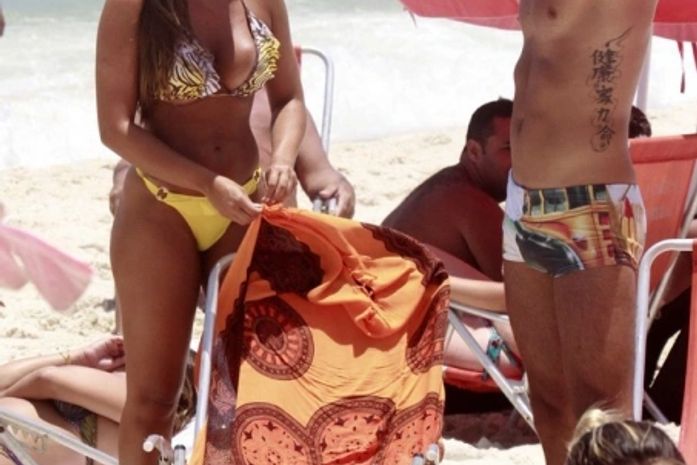Nicole Bahls vai à praia com Diego Pombo no Rio de Janeiro