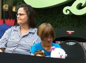 De rosto novo, menina atacada por guaxinim volta à escola