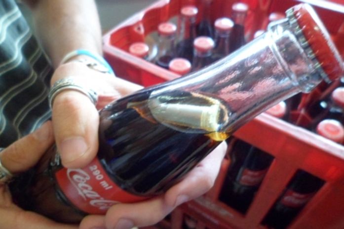 Comerciante encontra embalagem de plástico dentro de Coca-Cola