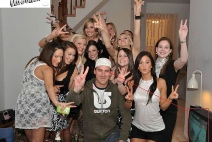 Como um homem se comporta ao tirar fotos