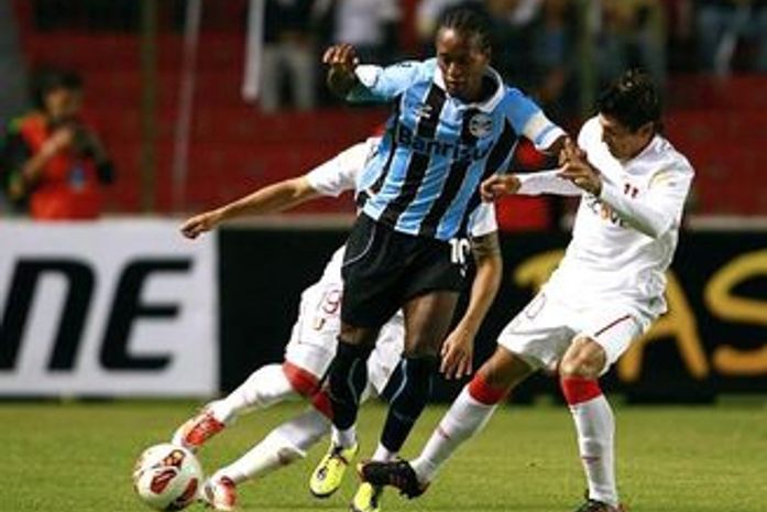 Vargas estreia, mas Grêmio vacila e perde da LDU em Quito