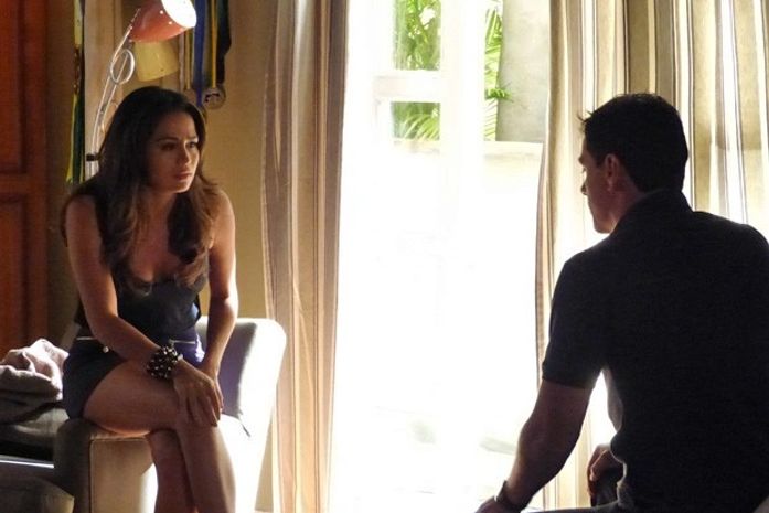 Morena diz para Théo que voltará para a Turquia, mas ele não aceita