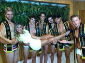 Andressa Urach é carregada por candidatos ao 'Mister Universo Brasil'