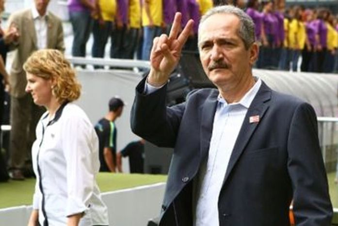 Ministro culpa até clima por alta nos custos da Copa