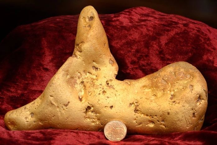 Caçador de tesouros amador encontra pepita de 5,5 kg de ouro