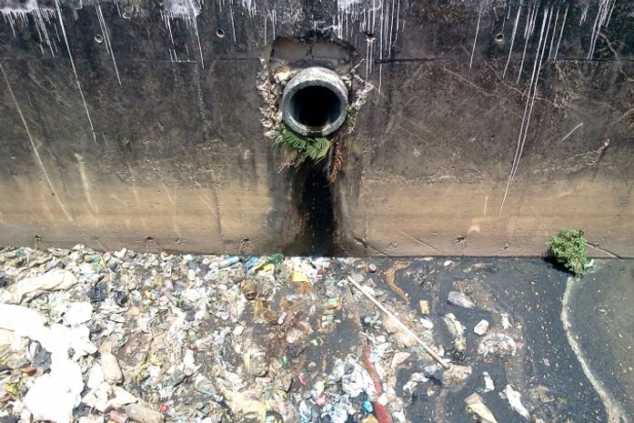 Lixo toma conta de córrego em frente a shopping na Mangabeiras