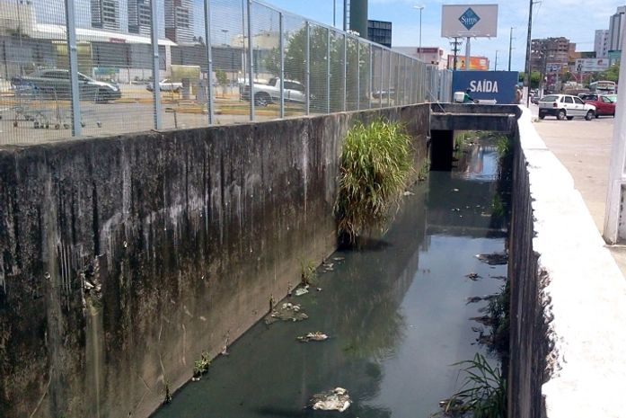 Lixo toma conta de córrego em frente a shopping na Mangabeiras