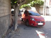 Calçadas do Jardim Vaticano são utilizadas como estacionamento