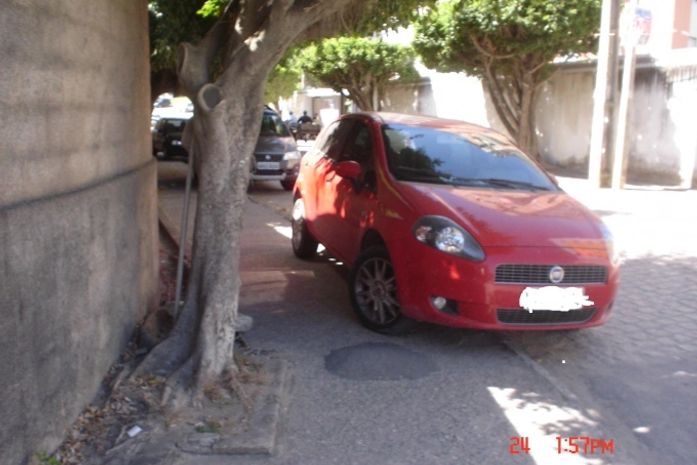 Calçadas do Jardim Vaticano são utilizadas como estacionamento