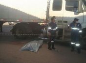 Mulher cai de moto e morre após marido fazer ultrapassagem em curva