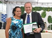 Enfermeira Regina Coli fez a entrega da comenda ao senador Renan Calheiros

