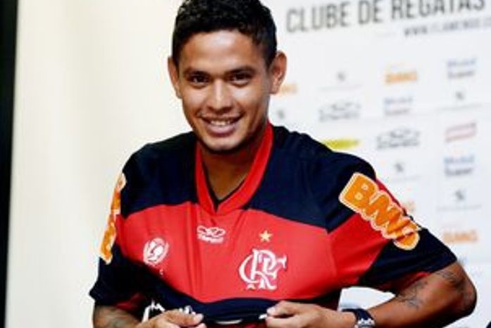 Carlos Eduardo garante: 'A torcida pesou na minha escolha'