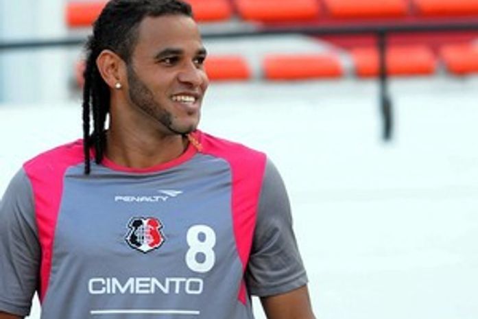 Santa Cruz confirma retorno do alagoano Dênis Marques