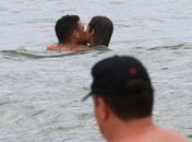 Ronaldo troca beijos na praia com Paula Morais