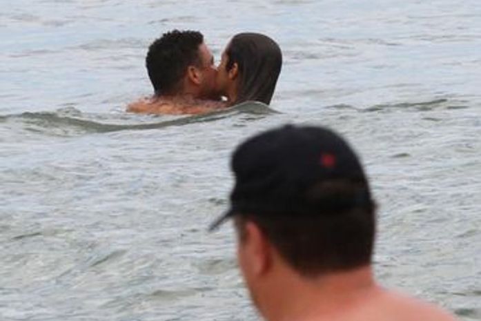 Ronaldo troca beijos na praia com Paula Morais