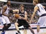 Splitter faz duplo-duplo, e Spurs vencem clássico do Texas