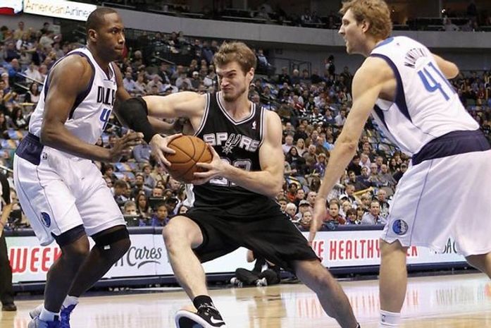 Splitter faz duplo-duplo, e Spurs vencem clássico do Texas