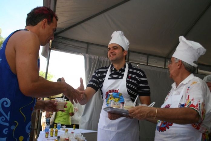 Prefeito Rui Palmeira serviu munguzá em evento do Pinto da Madrugada