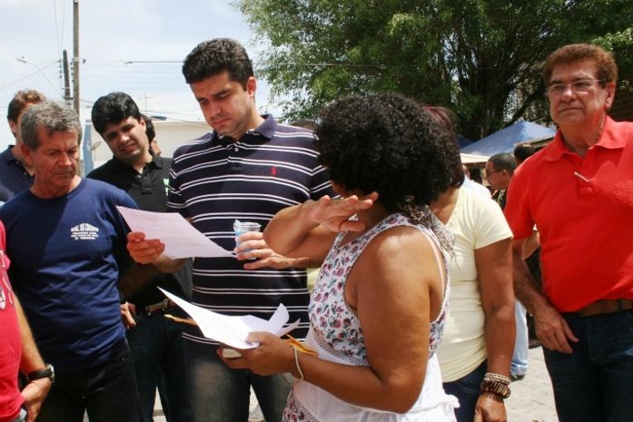 Prefeito Rui Palmeira recebe de moradora documento que reúne reivindicações do bairro do Salvador Lyra