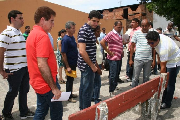 Prefeito Rui Palmeira e equipe avaliam condições dos aparelhos de esporte e lazer em praça do Salvador Lyra