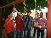  Prefeito Rui Palmeira e equipe avaliam condições dos aparelhos de esporte e lazer em praça do Salvador Lyra