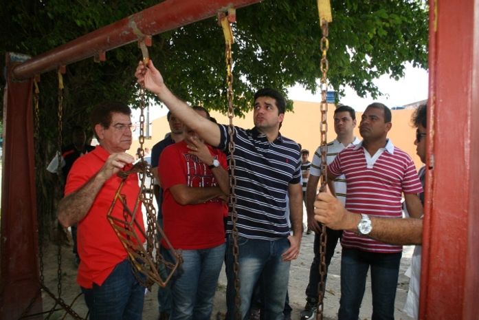 Prefeito Rui Palmeira e equipe avaliam condições dos aparelhos de esporte e lazer em praça do Salvador Lyra