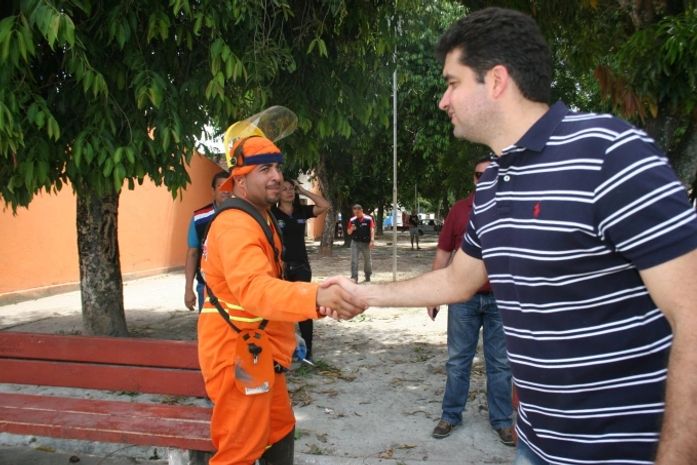 Prefeito Rui Palmeira cumprimenta servidor da limpeza em mutirão no Salvador Lyra