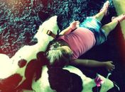 Fofura! Filha de Flávia Alessandra dorme com os cachorros no chão