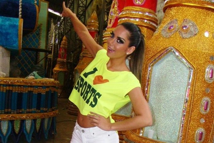 De barriguinha de fora, Graciella Carvalho visita barracão da X-9