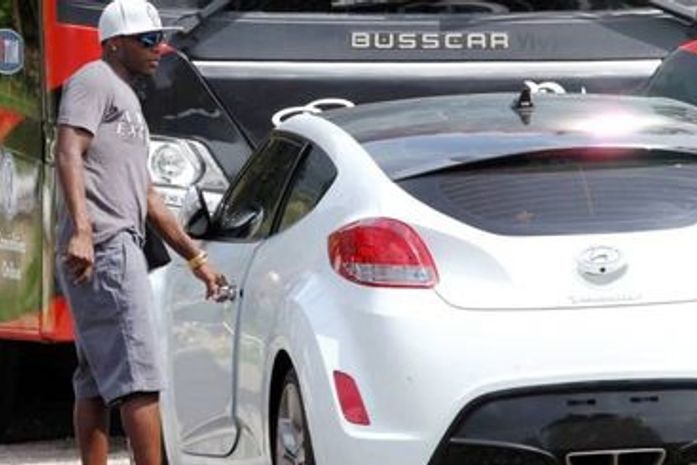 Enquanto Neymar ganha carro de R$ 310 mil, Willians anda com um de R$ 85 mil