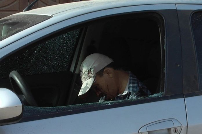 Vítima foi morta pro arma de fogo dentro do carro que dirigia