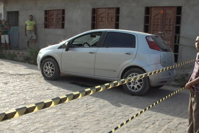 Vítima foi morta pro arma de fogo dentro do carro que dirigia