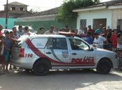 Curiosos observam local do assassinato onde ocorreu o crime