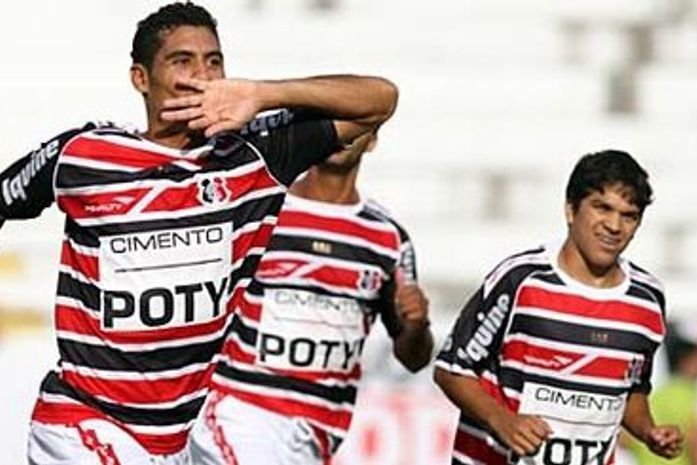 Santa Cruz vence o Feirense, mas não convence a torcida