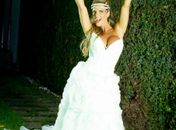Sonhando em casar: furacão da CPI posa para fotos vestida de noiva