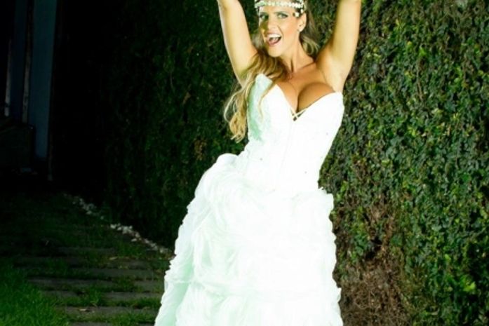 Sonhando em casar: furacão da CPI posa para fotos vestida de noiva