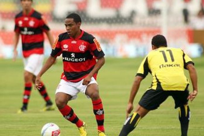 Na estreia de Elias, Flamengo marca no fim e bate Volta Redonda