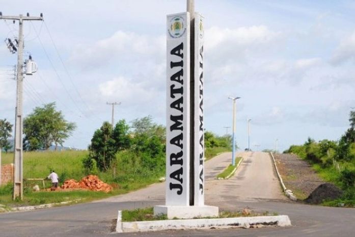 Após darem banhos em cavalos, primos morrem afogados em açude