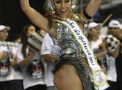 Em ensaio, Sabrina Sato veste fantasia usada por Adriane Galisteu em 2008