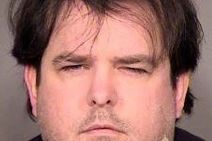 Americano usa 'caneta espiã' para filmar seios de colega e vai preso