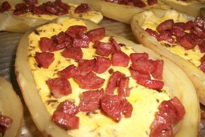 Aprenda a fazer uma cremosa batata recheada com queijo e calabresa