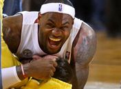 Torcedor faz cesta do meio da quadra e é abraçado por LeBron James