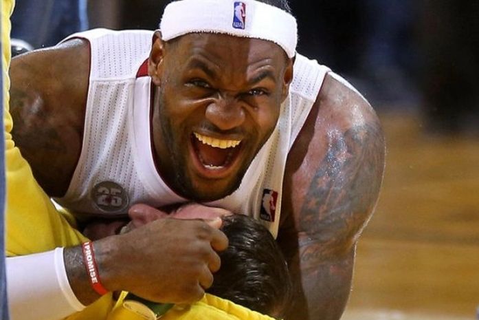 Torcedor faz cesta do meio da quadra e é abraçado por LeBron James