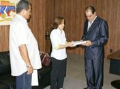 Ex-prefeita Rita Tenório entrega documento para o presidente do TCE, Cícero Amélio.