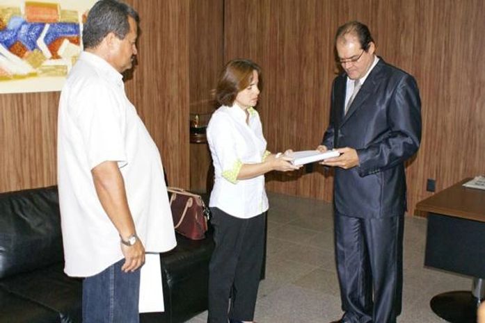 Ex-prefeita Rita Tenório entrega documento para o presidente do TCE, Cícero Amélio.